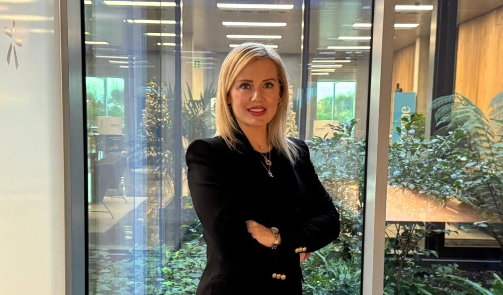 Anna Golsa CEO Eurofirms em escritório corporativo após nomeação para liderança global