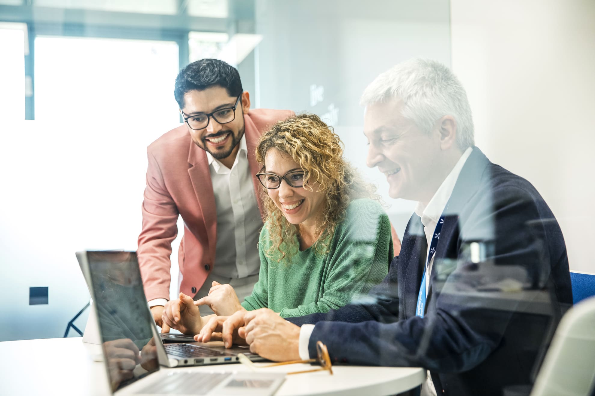 Equipa diversa discute tendências mercado trabalho 2026 em reunião corporativa com tecnologia