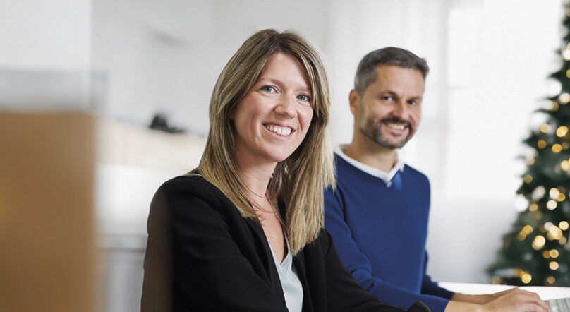 Equipa de contratação pessoal Natal da Eurofirms a trabalhar em escritório com decoração natalícia