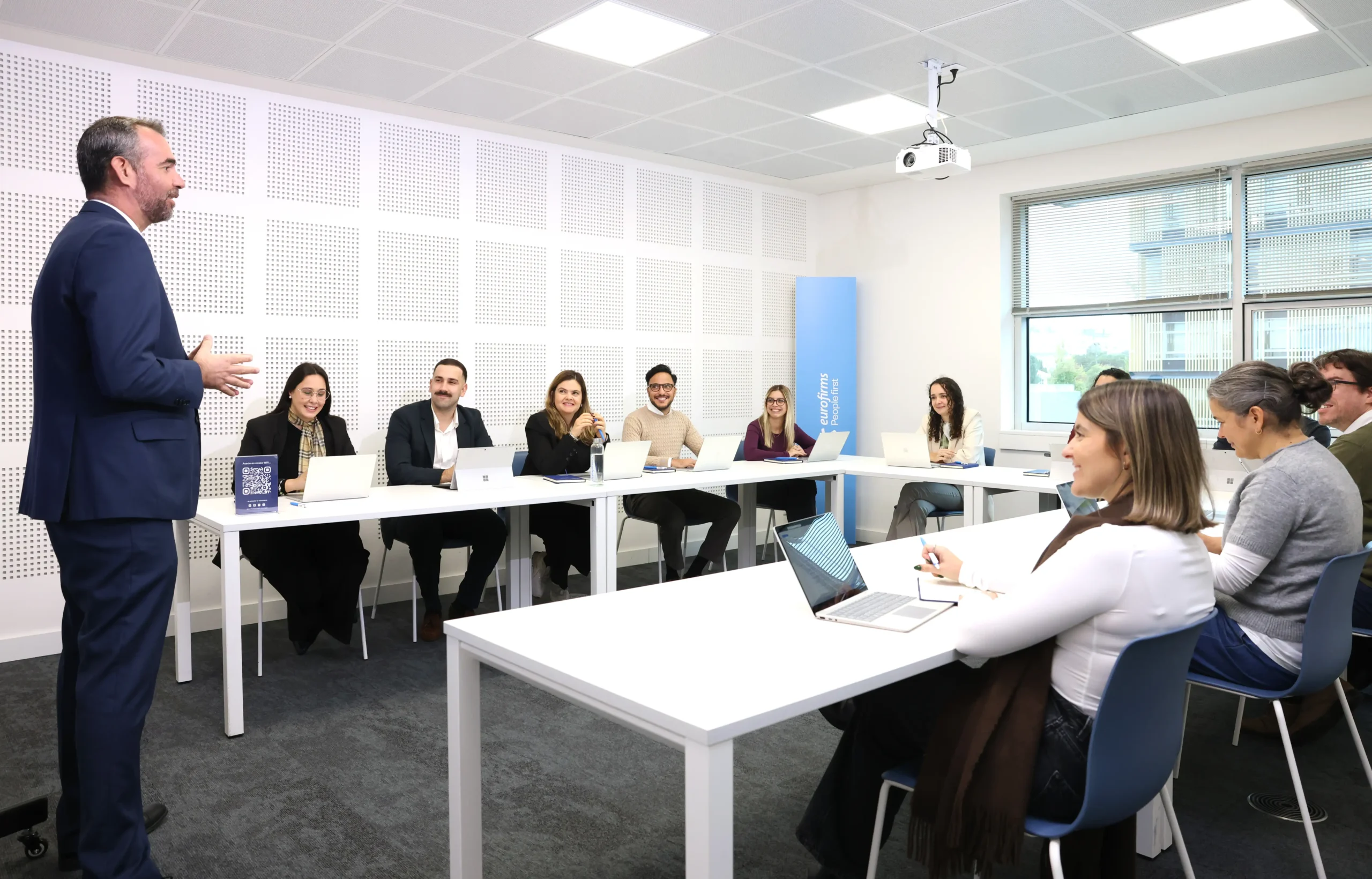 Formação da Academia de Hotelaria da Eurofirms com formador e grupo de formandos em sala