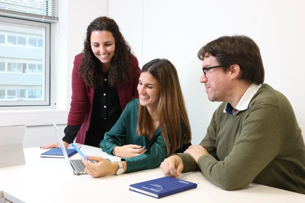 Equipa da Eurofirms especializada em recrutamento de turismo, em reunião.
