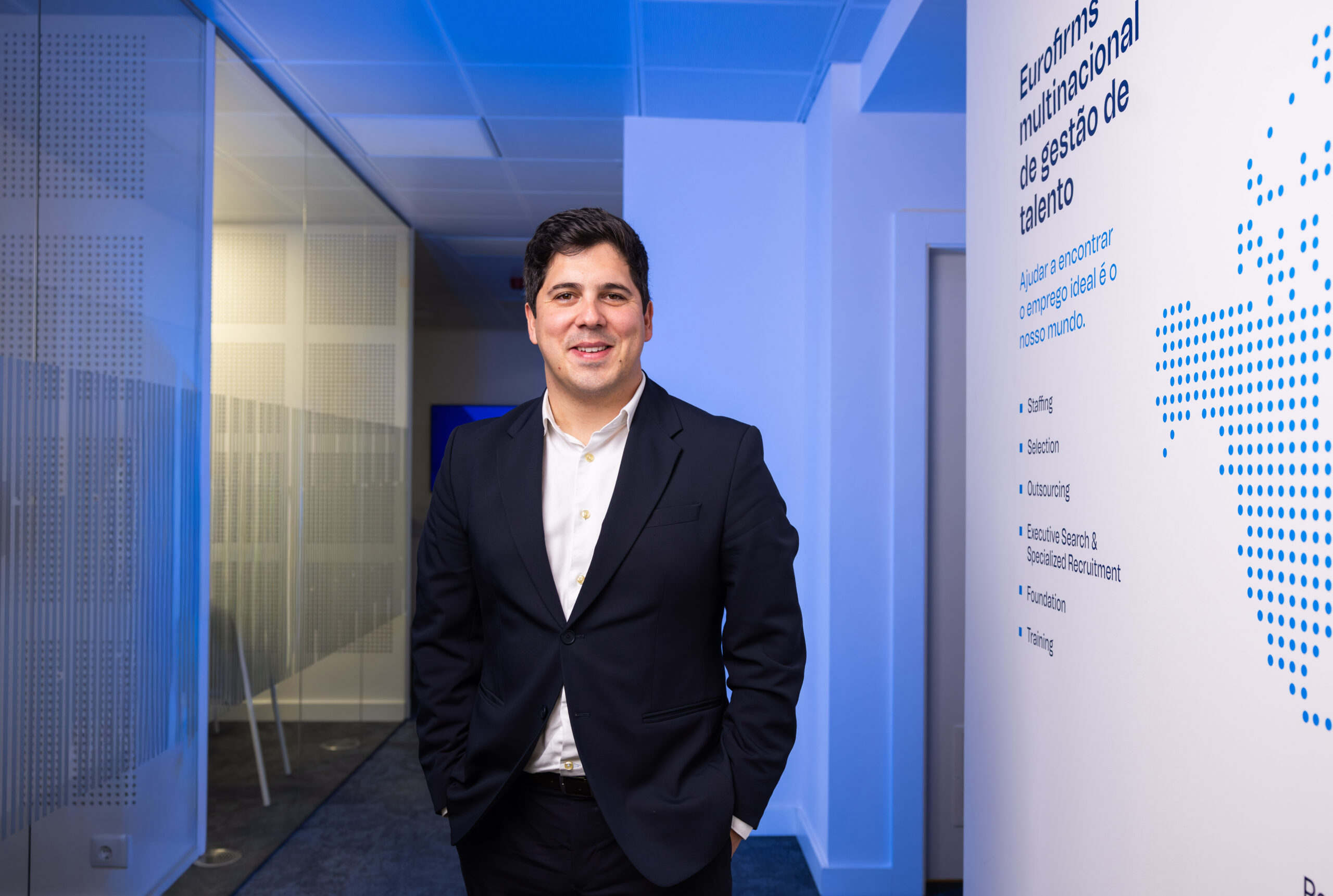 Profissional em ambiente corporativo no contexto do mercado de trabalho em Portugal.