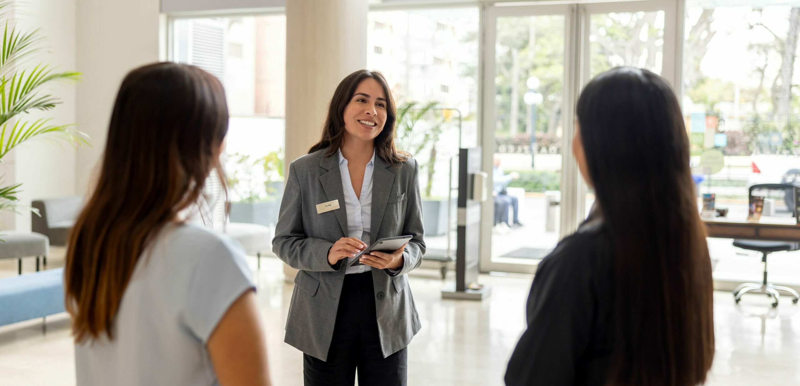 Coordenação de equipas operacionais num hotel, no contexto de outsourcing de serviços hoteleiros.