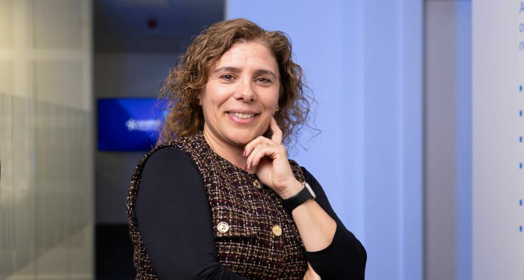 Imagem representativa da presença feminina no mercado de trabalho em contexto profissional