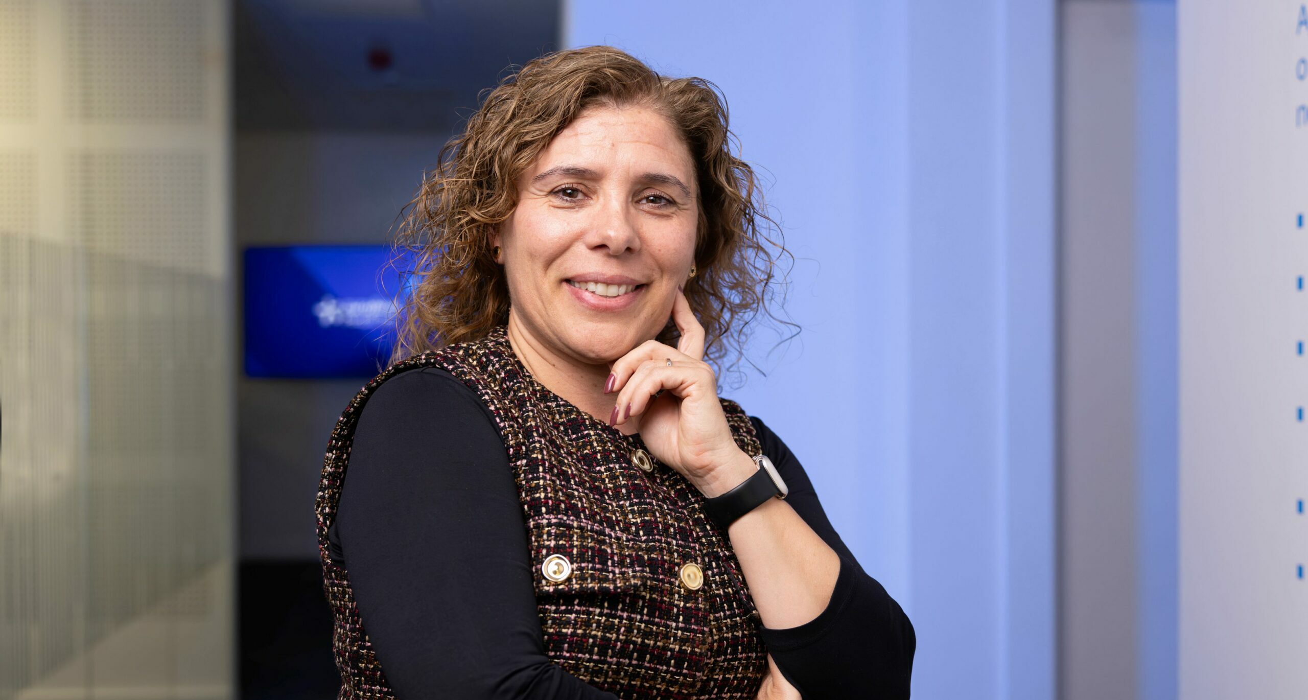 Imagem representativa da presença feminina no mercado de trabalho em contexto profissional