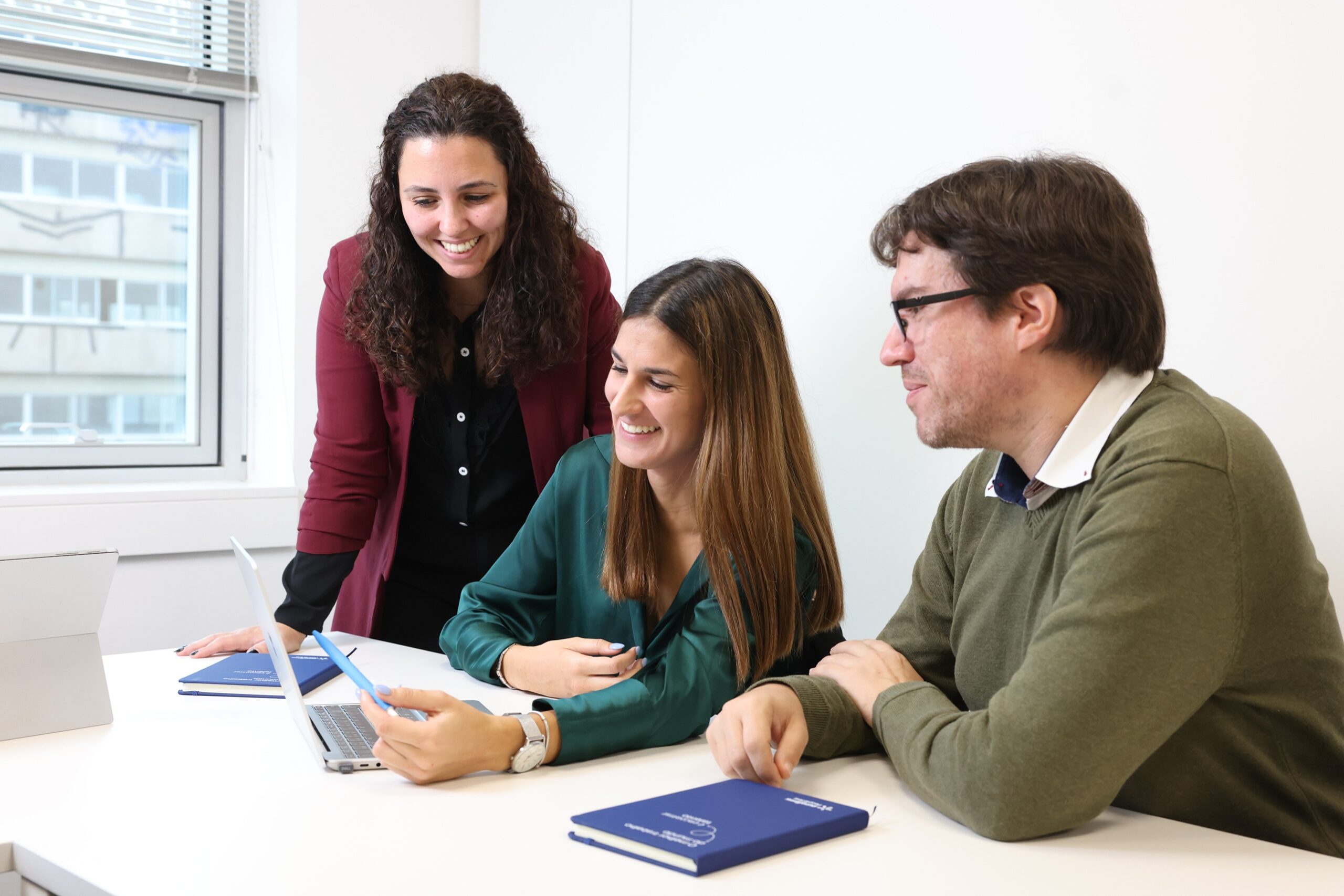 Consultores de recursos humanos da Eurofirms em reunião sobre recrutamento e formação de talento técnico